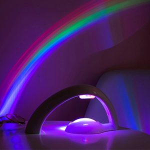 Lâmpada de projeção arco-íris emitindo luzes coloridas em uma parede escura, criando um efeito de arco-íris vibrante e atmosférico.