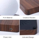 Detalhe da base de uma lâmpada de plasma com acabamento em madeira, mostrando o power inlet e o design anti-derrapante.
