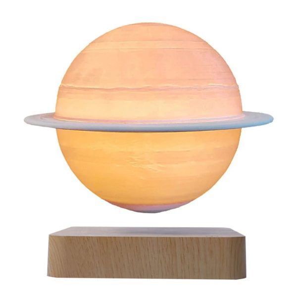 Lâmpada de Saturno com luz suave, detalhes do planeta e anel em destaque, sobre base de madeira.