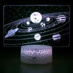 Lâmpada 3D com ilustração do Sistema Solar, incluindo planetas e estrelas, iluminada em fundo escuro.