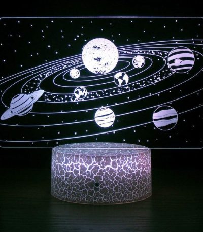 Lâmpada 3D com ilustração do Sistema Solar, incluindo planetas e estrelas, iluminada em fundo escuro.