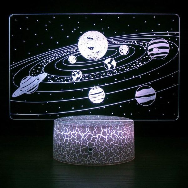 Lâmpada 3D com ilustração do Sistema Solar, incluindo planetas e estrelas, iluminada em fundo escuro.