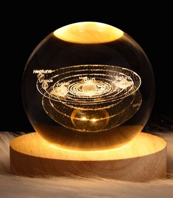 Globo de vidro com representação do sistema solar, incluindo planetas como Neptuno, Urano, Saturno, e outros, com detalhes dourados e base de madeira.
