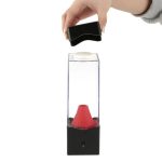 Lâmpada de plasma com base de vidro transparente, mostrando o interior com efeito de plasma azul e vermelho, e um botão de controlo na parte inferior.