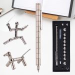 Caneta magnética com esfera de metal, conjunto de bolas magnéticas, e caixa com componentes adicionais para montagem e experimentos científicos.
