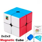 Cubo de Rubik 2x2 com peças brancas, vermelhas e azuis, mostrando diferentes ângulos e detalhes.