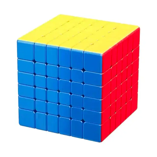 Cubo de Rubik 6x6 com cores azul, vermelho e amarelo, mostrando várias faces e detalhes das peças.
