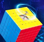 Cubo de Rubik 6x6 com cores amarelo, vermelho e azul, com uma peça central destacada por um parafuso metálico e efeito de luz azul ao redor.