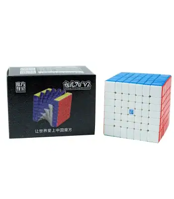 Cubo de Rubik 7x7 magnético com cubos brancos, azuis e vermelhos, junto à embalagem preta com imagens do produto e texto em chinês.