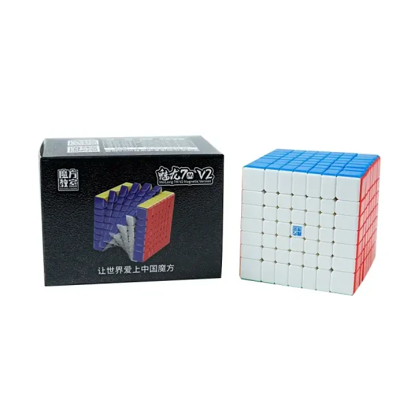 Cubo de Rubik 7x7 magnético com cubos brancos, azuis e vermelhos, junto à embalagem preta com imagens do produto e texto em chinês.