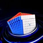 Cubo de Rubik 7x7 com cores vermelha, azul, branca e verde, visto de lado, com detalhes das peças e acabamento magnético.