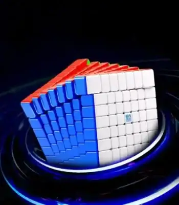 Cubo de Rubik 7x7 com cores vermelha, azul, branca e verde, visto de lado, com detalhes das peças e acabamento magnético.