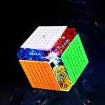 Cubo de Rubik 7x7 com peças coloridas em diferentes faces, destaque para a face verde e detalhes internos visíveis na parte inferior.