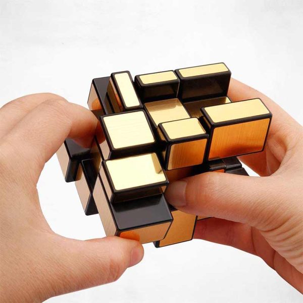 Pessoa a segurar um Cubo de Rubik Espelho com várias faces refletidas, mostrando diferentes ângulos e detalhes do produto.