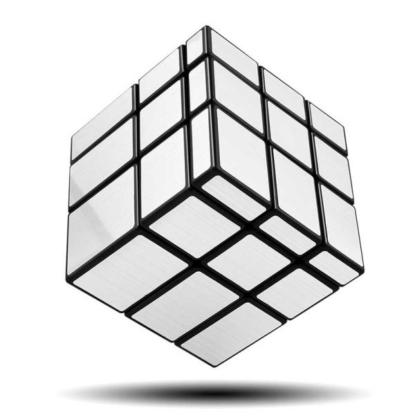 Cubo de Rubik Espelho com superfície metálica refletora, mostrando diferentes ângulos e detalhes das peças.