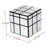 Cubo de Rubik Espelho com superfície reflexiva e estrutura preta, mostrando detalhes de diferentes ângulos e dimensões de 5.7cm.