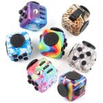 Conjunto de cubos fidget com diferentes padrões e cores, cada um com botões, rodas e elementos de manipulação variados.