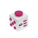 Dado fidget branco com botões rosa, botão giratório rosa no topo, e detalhes em rosa e prata nas faces.
