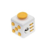 Cubo fidget branco com botões amarelos, roleta metálica e slots laterais para manipulação, usado para aliviar o stress e melhorar a concentração.