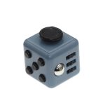 Cubo fidget com botões pretos, botão giratório e portas USB, vista frontal e superior, em cor cinza claro.