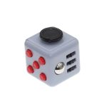 Cubo fidget com botões vermelhos, roda preta na parte superior, portas USB e botão metálico lateral, usado para aliviar stress.