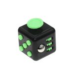 Cubo fidget preto com botões verdes, roda metálica e detalhes em relevo, usado para aliviar o stress e melhorar a concentração.
