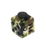 Cubo fidget com padrão de camuflagem, botões, roda e entradas USB, usado para aliviar o stress e melhorar a concentração.