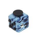Cubo fidget com padrão camuflado azul, botões e um botão giratório na parte superior, ideal para aliviar o stress e melhorar a concentração.