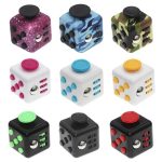 Conjunto de cubos fidget anti-stress em cores diferentes, com botões, roletes e elementos de pressão para aliviar o stress e melhorar a concentração.