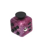 Cubo fidget com superfície roxa com manchas brancas, botões pretos, uma bola metálica e uma roda giratória, usado para aliviar o stress.