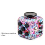 Cubo fidget com padrão floral colorido, botões pretos, esfera metálica e superfície de rotação, usado para aliviar stress e ansiedade.