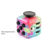 Cubo fidget com superfície colorida e botões pretos, incluindo um botão de pressão e um lado com peças deslizantes, usado para aliviar o stress.