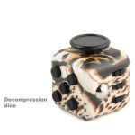 Cubo fidget com padrão de pele de animal, botões de toque, roda giratória e compartimento secreto, ideal para aliviar o stress.
