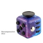 Cubo fidget com design galáctico, botões de compressão, roda de rolar e slots para dedos, ideal para aliviar stress e ansiedade.