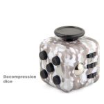 Cubo fidget com padrão camuflagem, botões de pressão e botão de rotação, usado para aliviar o stress e melhorar a concentração.