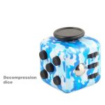 Cubo fidget com padrão azul e branco, botões pretos, esfera metálica e detalhes laterais pretos, usado para aliviar o stress e melhorar a concentração.