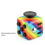 Cubo fidget com padrão de arco-íris, botões pretos e uma roda giratória na parte superior, usado para aliviar o stress.
