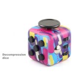 Cubo fidget com várias faces, botões, um botão giratório e uma bola metálica, decorado com padrão colorido vibrante.