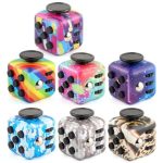 Seis cubos fidget com diferentes padrões e cores, incluindo arco-íris, galáxia, tinta spray, camuflagem, mármore e abstrato, cada um com botões e rodas para manipulação.