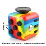 Cubo fidget com botões coloridos, alguns com som e outros silenciosos, em padrão de cores vibrantes, com superfície de toque suave e design compacto.