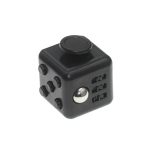 Cubo fidget preto com botões, roda e luz, usado para aliviar o stress e melhorar a concentração.