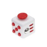 Dado fidget branco com botões vermelhos e uma roda metálica, usado para aliviar o stress e melhorar a concentração.