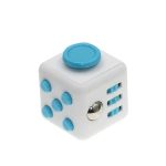 Cubo fidget branco com botões azuis, botão grande na parte superior, portas USB laterais e detalhes em metal.