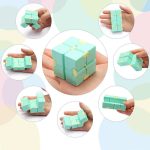 Cubo fidget infinito de cor azul com detalhes amarelos, mostrado em diferentes ângulos e posições, incluindo na mão, aberto e fechado, destacando seu design modular e flexível.