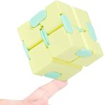 Cubo fidget com faces amarelas e detalhes azuis, mostrando diferentes ângulos e detalhes de perto, em uma mão.