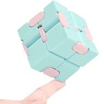 Cubo fidget com peças azuis e detalhes rosa, manipulado por uma mão, mostrando o seu design modular e flexível.