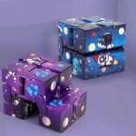 Cubo Infinito 3D com tema espacial, ilustrado com astronauta, planetas, estrelas e foguetes em cores azul e roxa, com detalhes detalhados e acabamento brilhante.