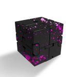 Cubo de aço preto com pintura de manchas rosa fluorescente, vista frontal com detalhes das juntas e acabamento.