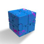 Cubo de aço azul com detalhes em rosa fluorescente, com várias faces e cantos arredondados, exibindo um design moderno e geométrico.