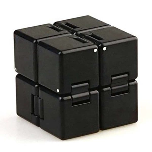 Cubo Infinito Anti-Stress com várias faces que se podem rodar, em acabamento preto, usado para aliviar o stress e melhorar a concentração.
